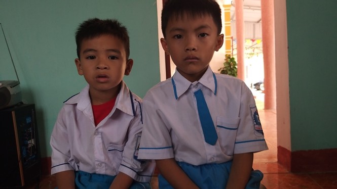 Khen thưởng hai học sinh xả thân cứu hai em nhỏ bị đuối nước - ảnh 2