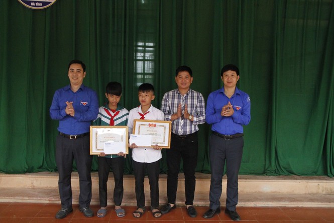 Tỉnh đoàn Hà Tĩnh tặng bằng khen cho hai em học sinh cứu người - ảnh 1