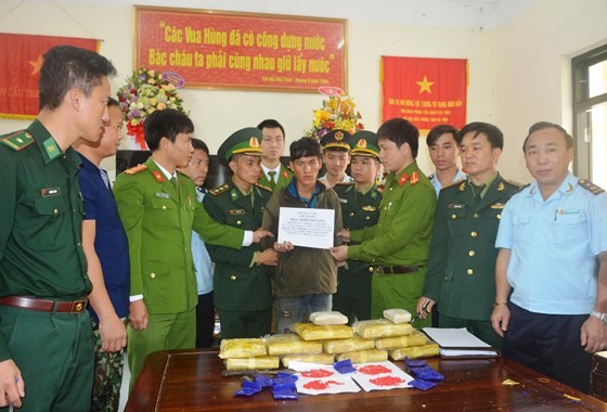 Bắt đối tượng người Lào vận chuyển 60.000 viên ma túy - ảnh 1