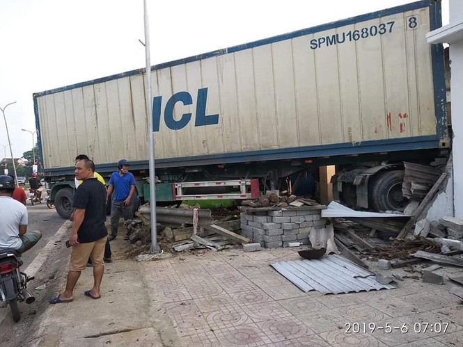 Xe container mất lái đâm vào nhà dân - ảnh 1