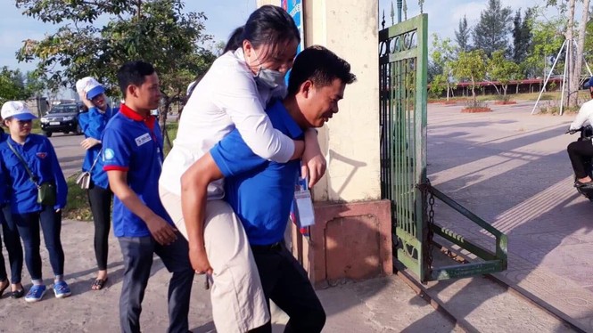 Những hình ảnh xúc động của các tình nguyện viên tại Hà Tĩnh - ảnh 1