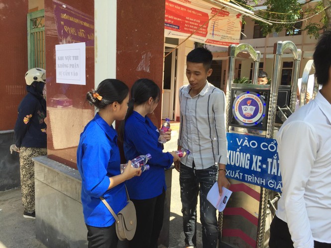 Những hình ảnh xúc động của các tình nguyện viên tại Hà Tĩnh - ảnh 6