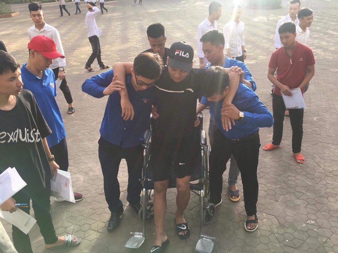 Những hình ảnh xúc động của các tình nguyện viên tại Hà Tĩnh - ảnh 2