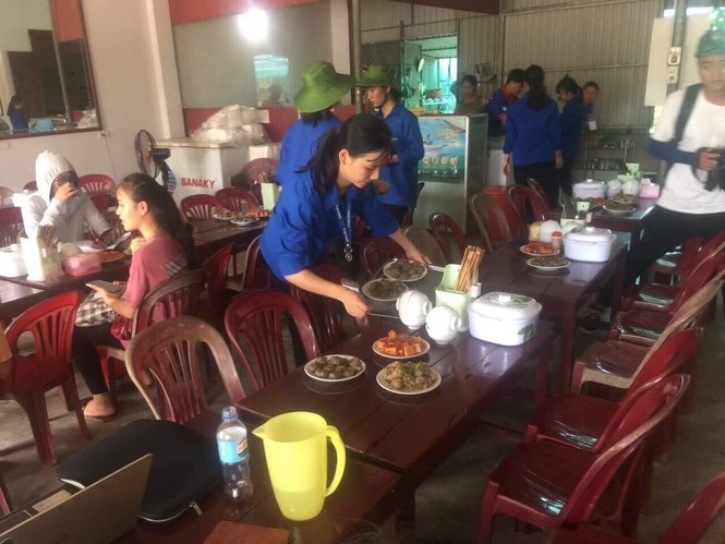Những hình ảnh xúc động của các tình nguyện viên tại Hà Tĩnh - ảnh 7