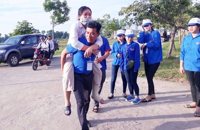 Những hình ảnh xúc động của các tình nguyện viên tại Hà Tĩnh - ảnh 4