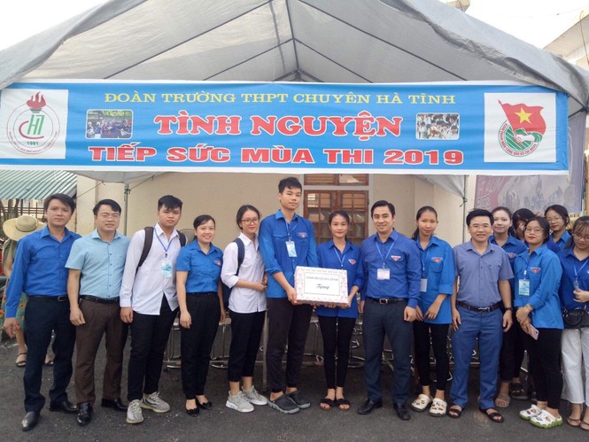 Những hình ảnh xúc động của các tình nguyện viên tại Hà Tĩnh - ảnh 8