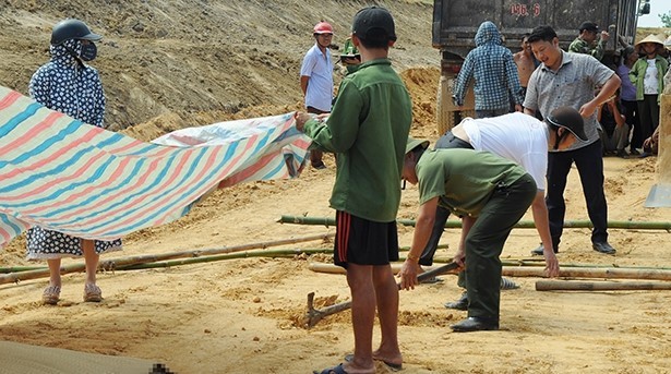 Đổ đất công trình, hoảng hồn phát hiện thi thể người đàn ông trong thùng xe - ảnh 1