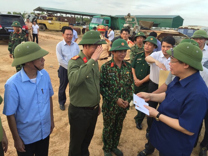 Phó Thủ chỉ đạo và động viên các lực lượng chữa cháy tại Nghi Xuân - ảnh 2