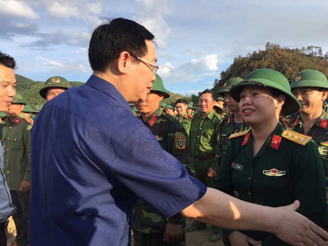 Phó Thủ chỉ đạo và động viên các lực lượng chữa cháy tại Nghi Xuân - ảnh 1
