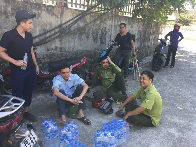 Hàng nghìn người dân túc trực ngăn lửa - ảnh 6