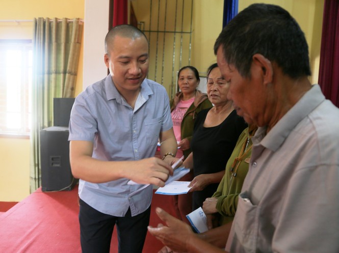 Báo Tiền phong trao 40 suất quà tri ân thương binh liệt sĩ - ảnh 2