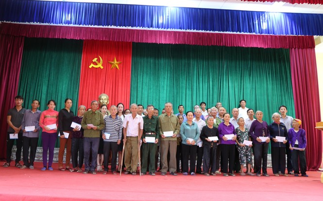 Báo Tiền phong trao 40 suất quà tri ân thương binh liệt sĩ - ảnh 1