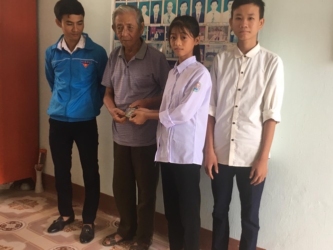 Nhặt được 14 triệu đồng, hai học sinh THPT tìm người trả lại - ảnh 1
