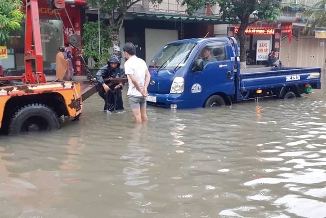 Mưa thâu đêm, nhiều tuyến phố ngập nặng - ảnh 1