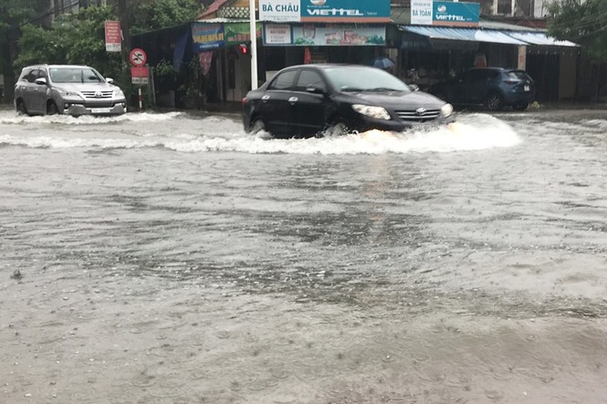 Mưa thâu đêm, nhiều tuyến phố ngập nặng - ảnh 2