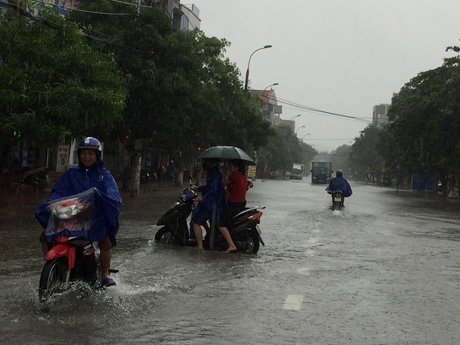 Mưa thâu đêm, nhiều tuyến phố ngập nặng - ảnh 6