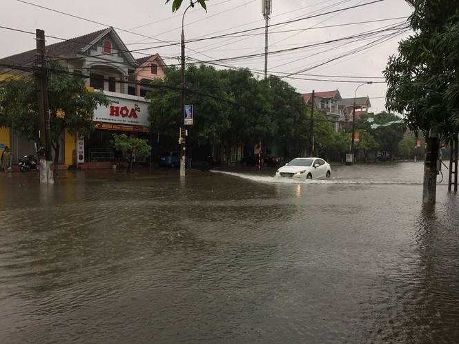 Mưa thâu đêm, nhiều tuyến phố ngập nặng - ảnh 3