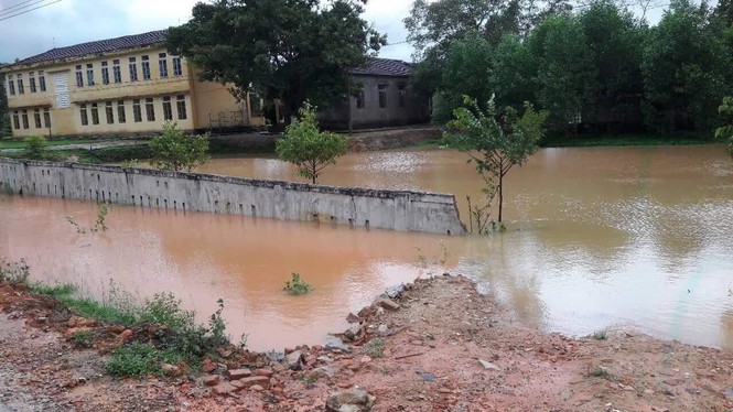 Mưa lớn, Thủy điện Hố Hô xả tràn trắng xóa, 8 xã bị ngập cục bộ - ảnh 4