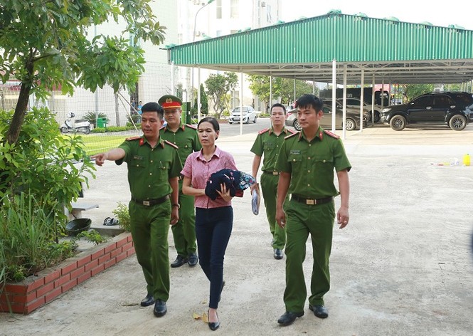 Bắt giam cô giáo lừa tiền chạy việc - ảnh 1
