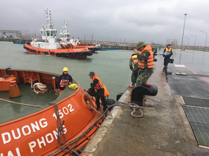 Đã cứu được 12 người vụ tàu chìm trên vùng biển Hà Tĩnh - ảnh 2