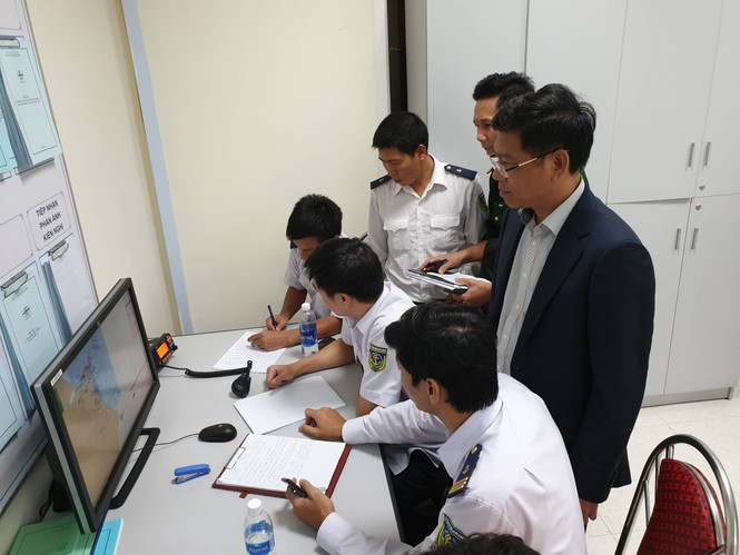 Đã cứu được 12 người vụ tàu chìm trên vùng biển Hà Tĩnh - ảnh 1