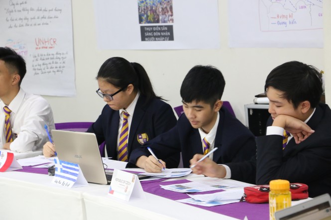 Học sinh hóa thân thành Nguyên thủ 'trả nợ' môn lịch sử - ảnh 2