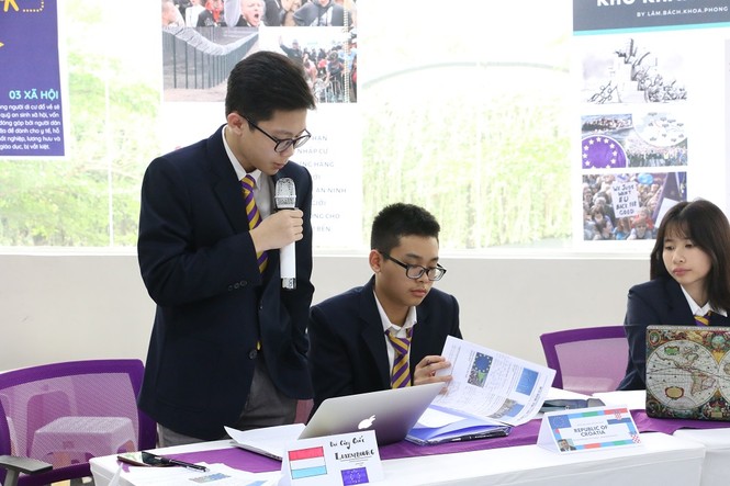 Học sinh hóa thân thành Nguyên thủ 'trả nợ' môn lịch sử - ảnh 1