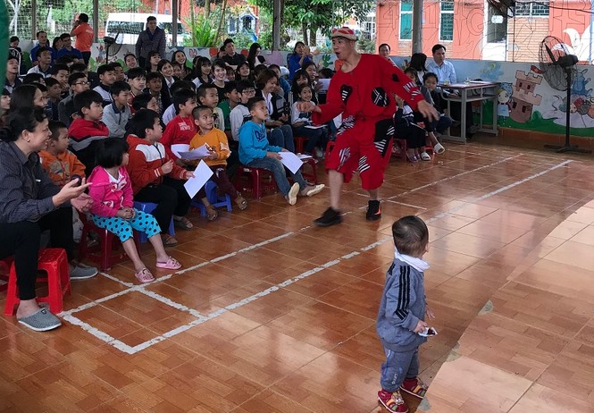 Đoàn viên thanh niên trao quà, biểu diễn xiếc cho trẻ em nhiễm HIV - ảnh 1