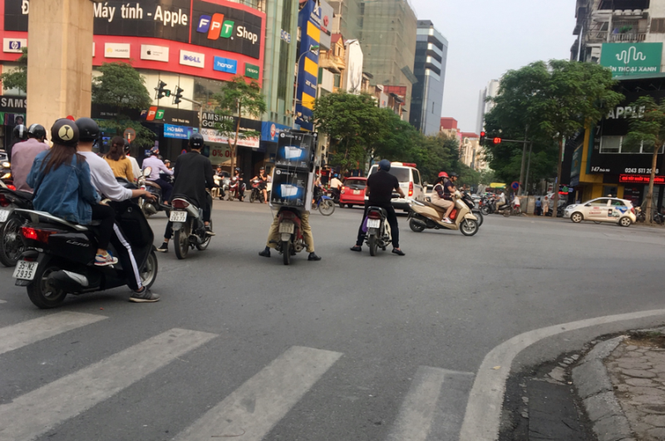 Ý thức tham gia giao thông của người dân tại Hà Nội qua ảnh - ảnh 1