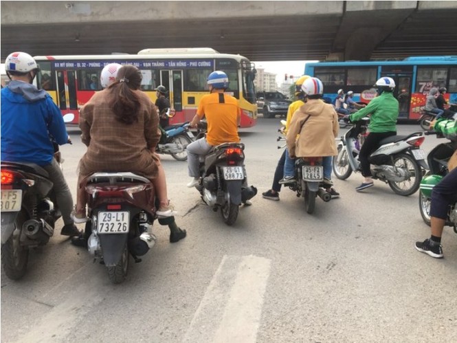 Ý thức tham gia giao thông của người dân tại Hà Nội qua ảnh - ảnh 2