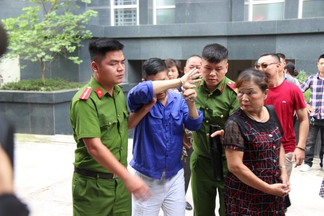 Hoãn tòa xử giang hồ bảo kê chợ Long Biên vì luật sư vắng mặt - ảnh 2