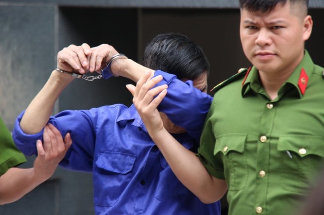 Hoãn tòa xử giang hồ bảo kê chợ Long Biên vì luật sư vắng mặt - ảnh 1