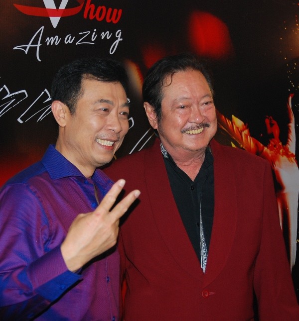Chánh Tín, Thái Hòa, Charlie Nguyễn tới chúc mừng Vân Sơn mở show mới - ảnh 2