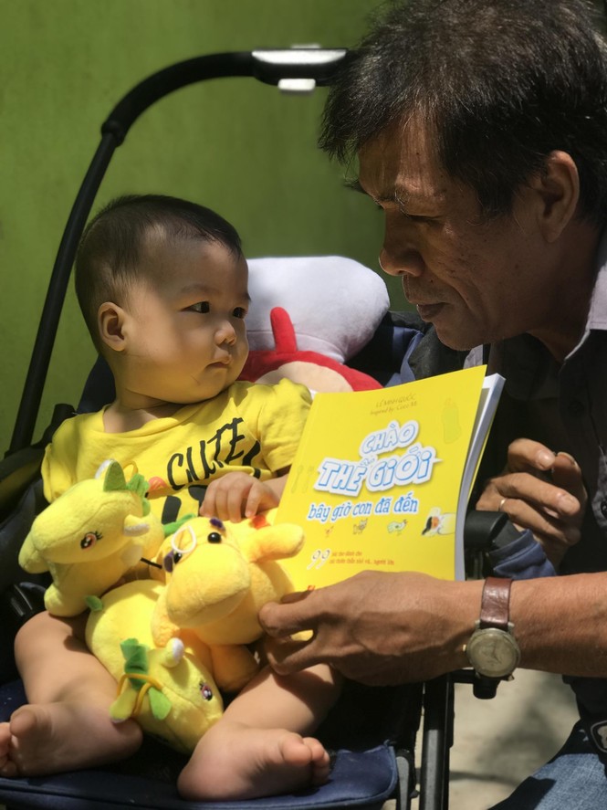 Khi nhà thơ 'cao tuổi' nuôi.....con mọn - ảnh 1