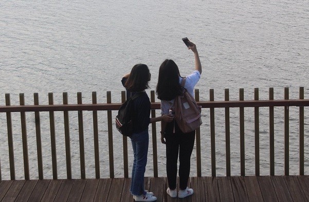 Thế hệ Teen tại Việt Nam seflie gấp 30 lần so với những đàn ông thành đạt - ảnh 1