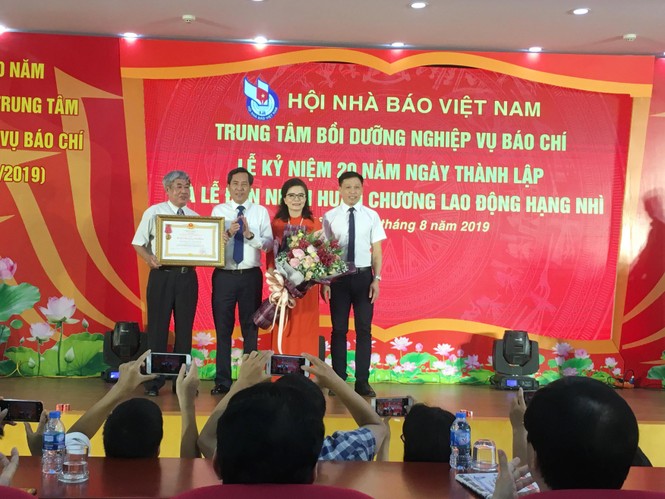 Trung tâm Bồi dưỡng nghiệp vụ báo chí nhận Huân chương Lao động hạng Nhì - ảnh 1