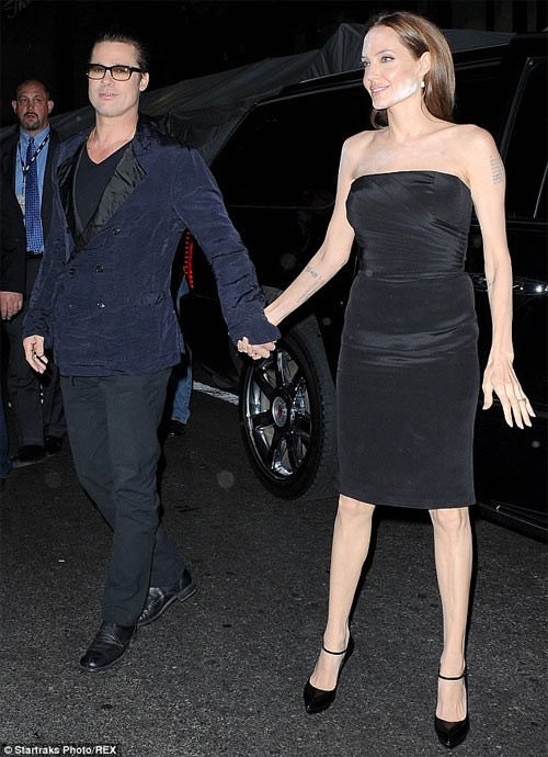 Angelia Jolie mặt loang lổ phấn - ảnh 1