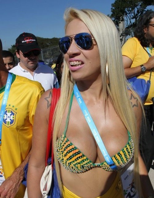 Dàn cổ động viên sexy 'thiêu đốt' khán đài World Cup - ảnh 5