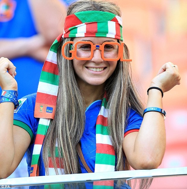 Dàn cổ động viên sexy 'thiêu đốt' khán đài World Cup - ảnh 12