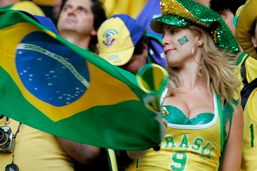 Dàn cổ động viên sexy 'thiêu đốt' khán đài World Cup - ảnh 3