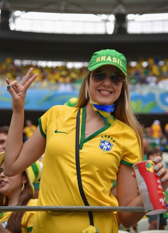 Dàn cổ động viên sexy 'thiêu đốt' khán đài World Cup - ảnh 8