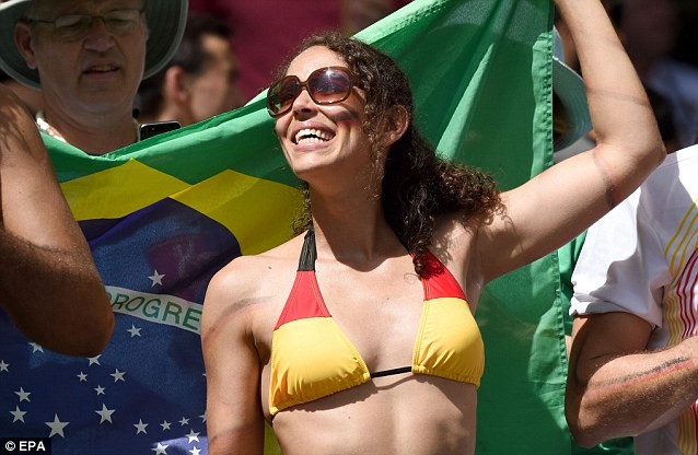 Dàn cổ động viên sexy 'thiêu đốt' khán đài World Cup - ảnh 16