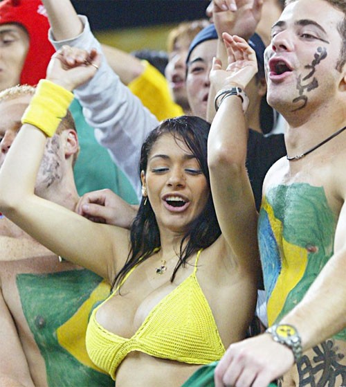 Dàn cổ động viên sexy 'thiêu đốt' khán đài World Cup - ảnh 6