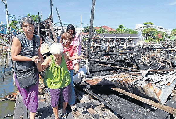 Thái Lan: Lửa cháy kinh hoàng thiêu rụi hàng trăm ngôi nhà - ảnh 1