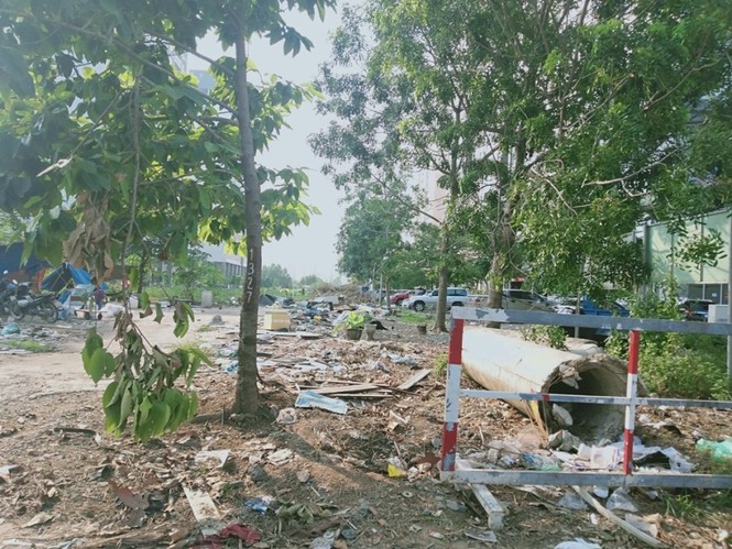 TP. HCM: Cao ốc “quá tải” lấp kênh rạch làm bãi giữ xe, lấy chiếm vỉa hè, bờ sông làm của riêng ? - ảnh 3