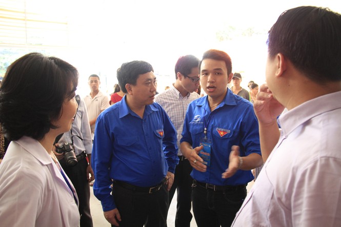 Tặng quà tri ân thương binh, gia đình liệt sỹ - ảnh 1