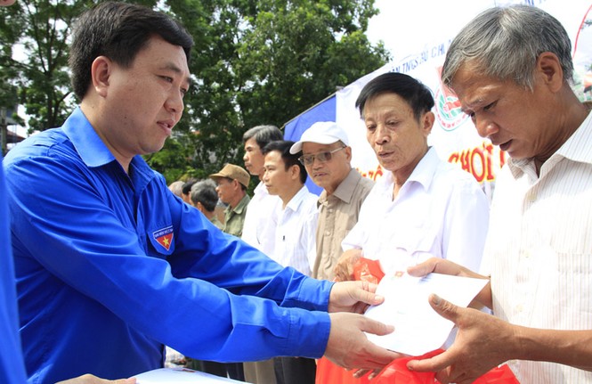 Tặng quà tri ân thương binh, gia đình liệt sỹ - ảnh 2