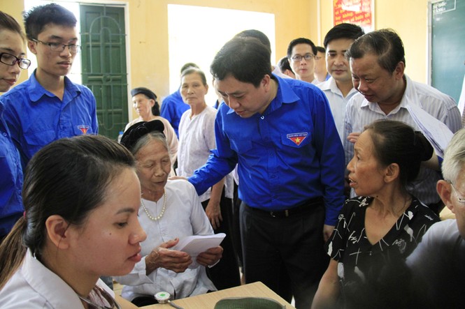 Tặng quà tri ân thương binh, gia đình liệt sỹ - ảnh 4