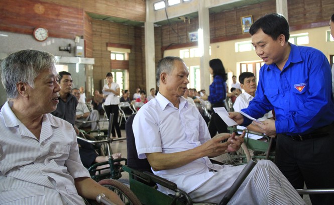 Tặng quà tri ân thương binh, gia đình liệt sỹ - ảnh 6