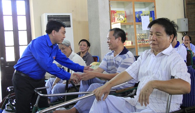 Tặng quà tri ân thương binh, gia đình liệt sỹ - ảnh 5